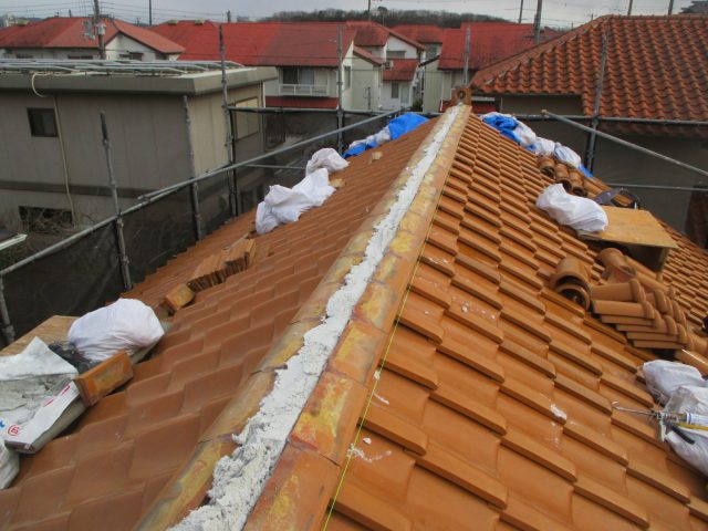 明石市の棟積み直し工事にともなう棟部土台成型